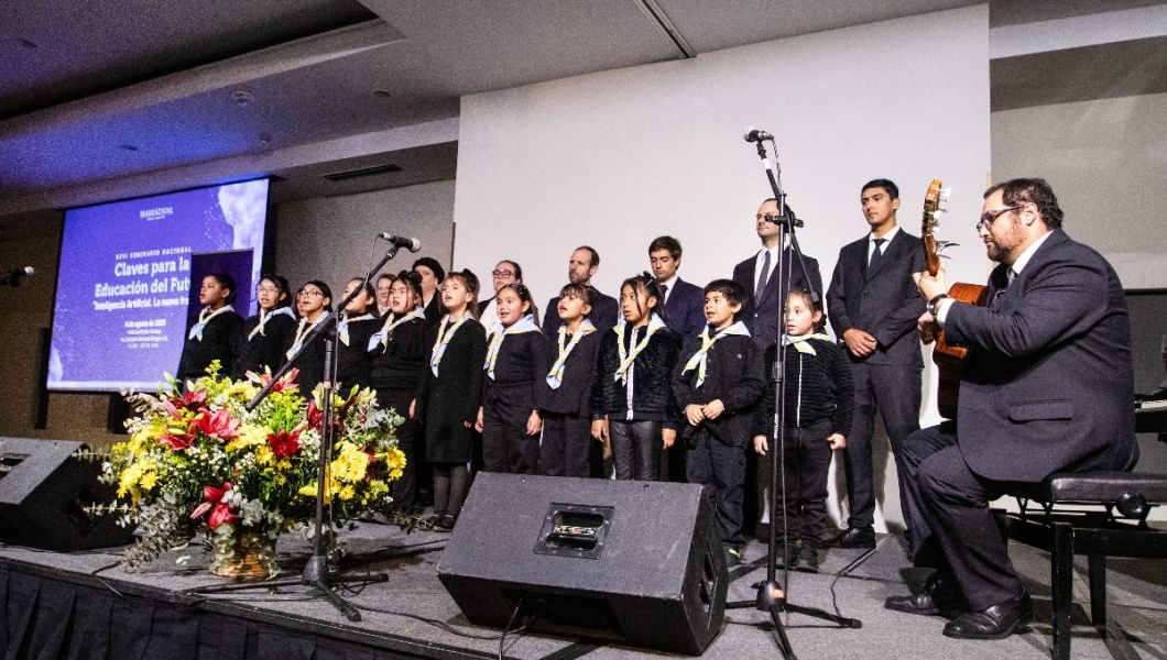 Coro Canto Católico junto a estudiantes del Colegio Juan Luis Undurraga Aninat